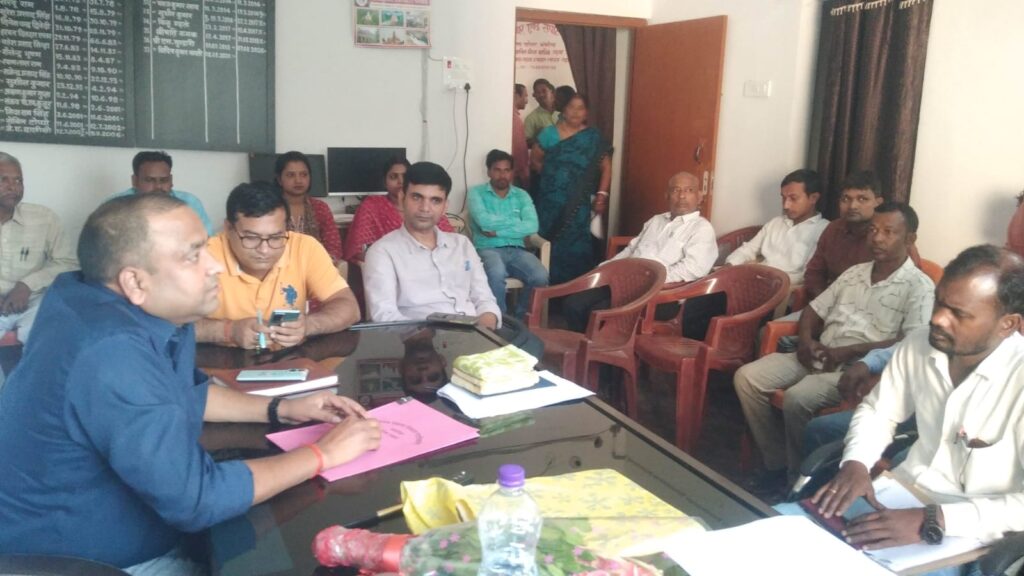 भंडरिया प्रखंड कार्यालय में नए बीडीओ अमित कुमार ने किया पदभार ग्रहण।