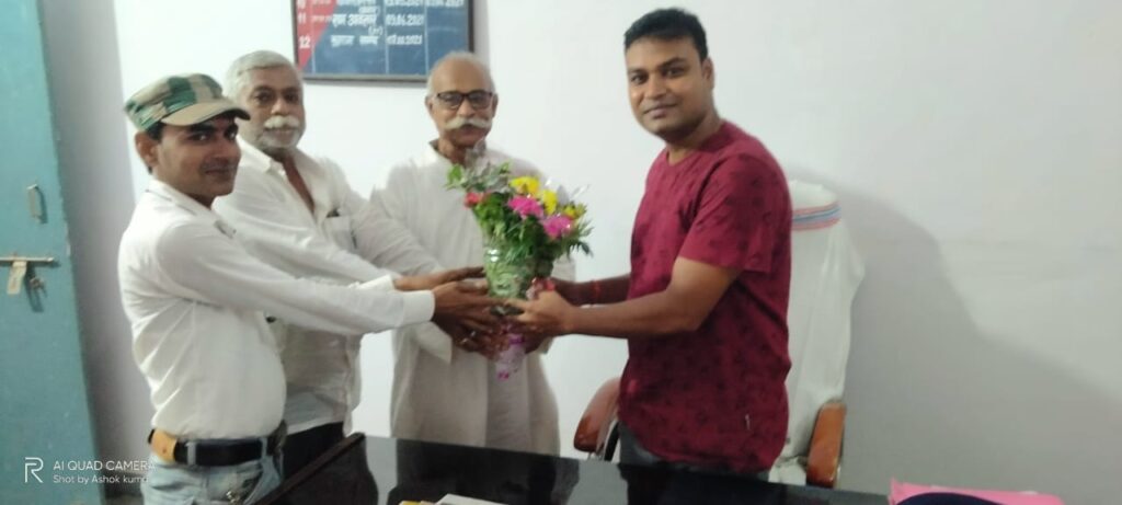 सूर्य मंदिर निर्माण समिति के सदस्यों ने नये थाना प्रभारी से किया शिष्टाचार मुलाकात