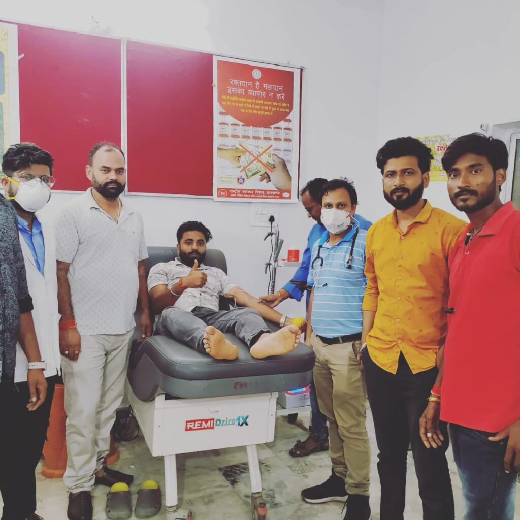 रमना प्रखंड के युवाओं ने रक्तदान सेवा दल के तहत किया रक्तदान।