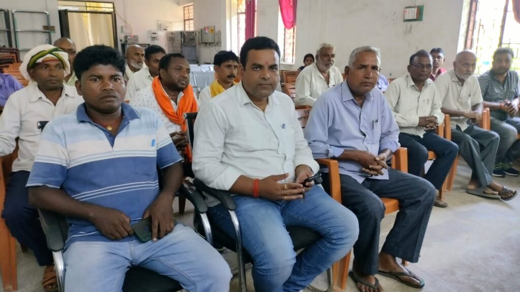 सीओ सह प्रखंड आपूर्ति पदाधिकारी बासुदेव राय ने पीडीएस दुकानदारों के साथ आपूर्ति विभाग की समीक्षा बैठक।