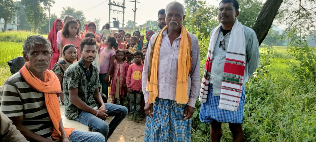 अवैध रूप से रास्ता बन्द करने पर उग्र हुए उरांव जाति के लोग, थाना और अंचलाधिकारी को दिया आवेदन!