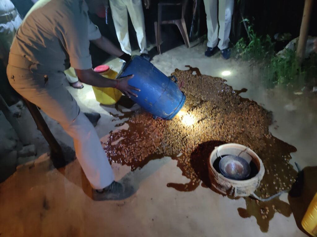 पुलिस की बड़ी कार्यवाई, अवैध महुआ शराब निर्माताओं के खिलाफ छापामारी, 30 किलो जावा महुआ नष्ट।