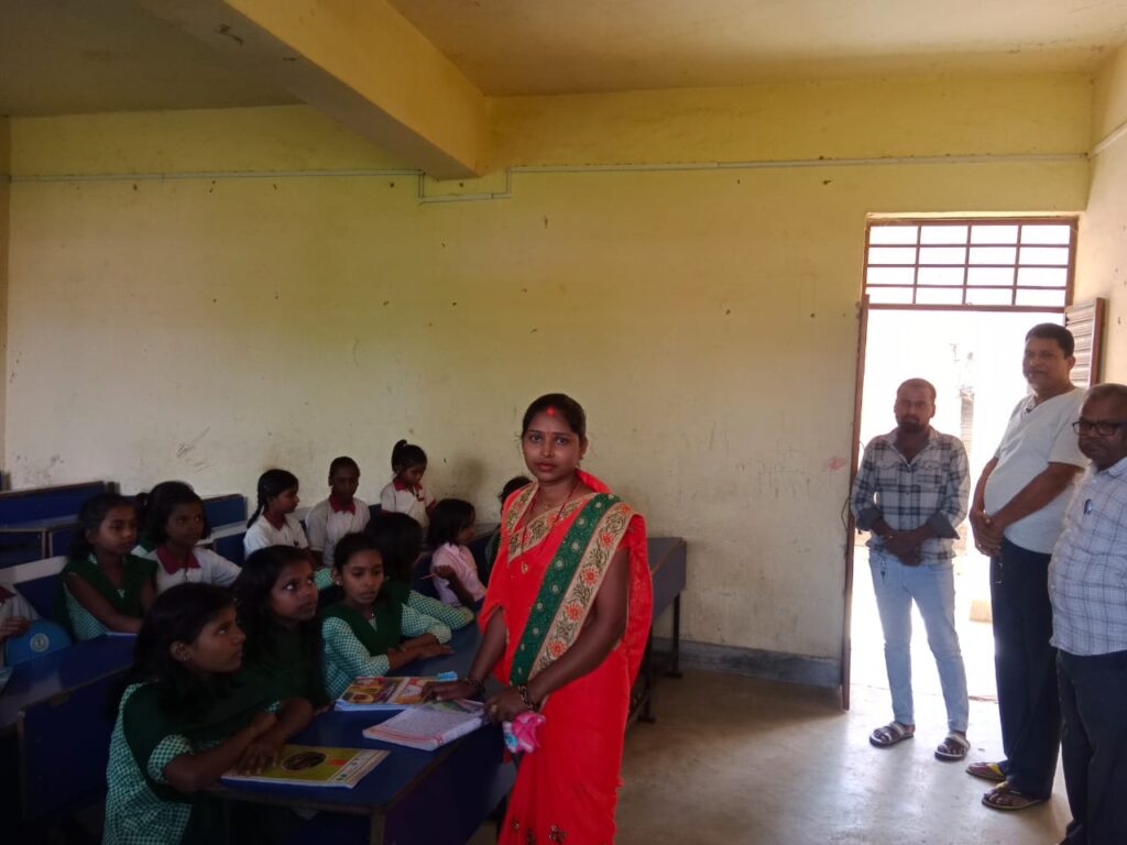छात्रों के शिकायत पर स्कूल निरीक्षण करने पहुंची ब्लॉक प्रमुख  दीपा कुमारी:  क्लास रूम से गायब मिले शिक्षक।