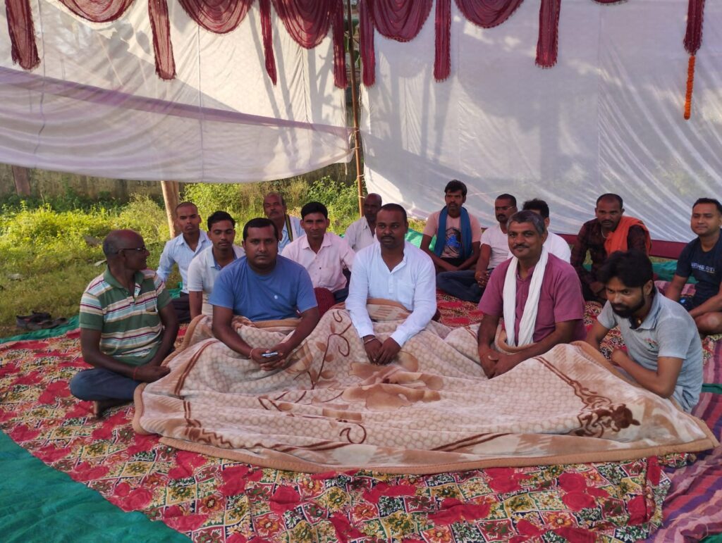 प्रखंड मुख्यालय परिसर में ग्रामीणों की भूख हड़ताल दूसरे दिन भी जारी।