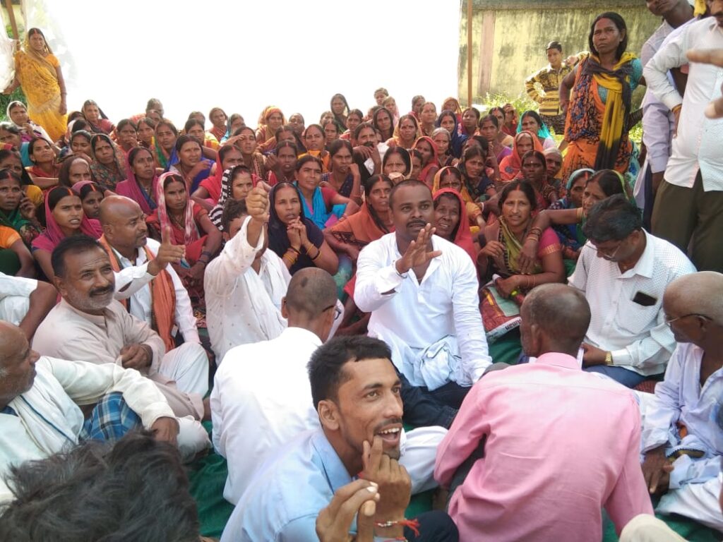 अगस्त और सितम्बर माह के राशन नहीं मिलने के विरोध में  सैकड़ों ग्रामीणों ने रखा अनिश्चकालीन भूख हड़ताल, एमओ के आश्वासन के बावजूद भी नहीं माने आंदोलनकारी, भूख हड़ताल जारी।