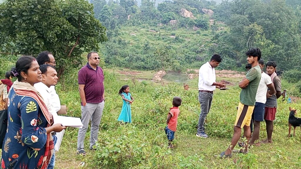 भंडरिया के नए प्रखंड विकास पदाधिकारी अमीत कुमार चढ़े बूढ़ा पहाड़ और लोगों की सुने समस्याएं *