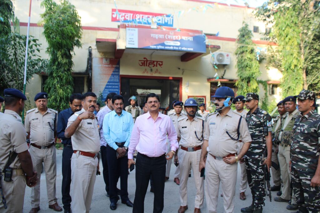 दुर्गा पूजा को लेकर शहर में निकाला गया फ्लैग मार्च