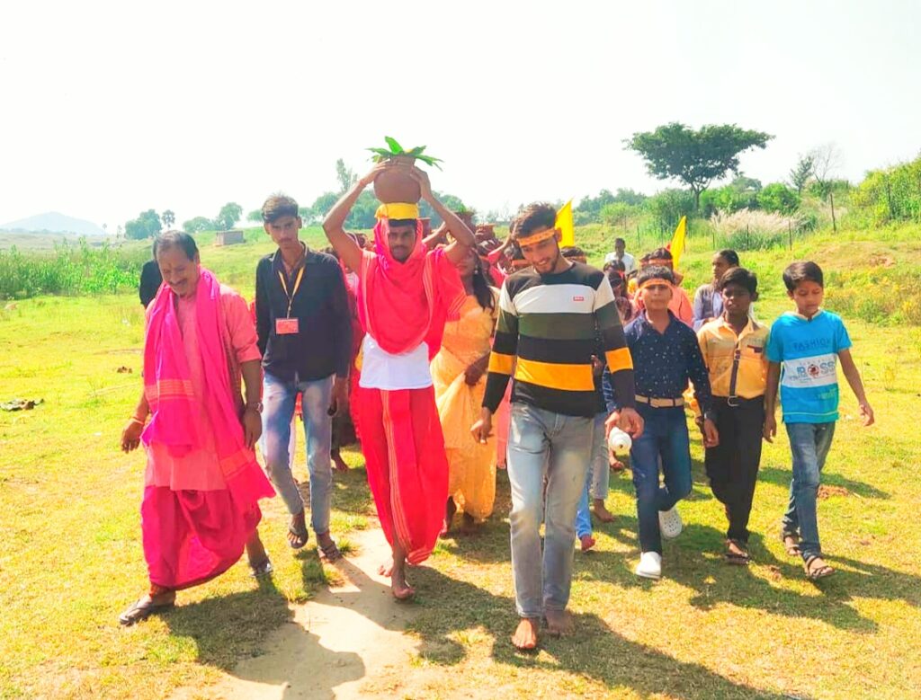 दुर्गा पूजा को लेकर जीवन ज्योति क्लब द्वारा निकाली गई भव्य कलश यात्रा, सैकड़ों श्रद्धालु हुए शामिल।