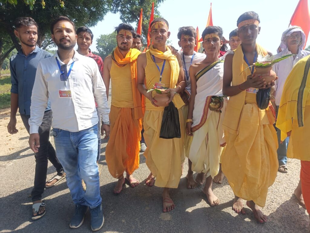बिशुनपुरा में सप्तमी के दिन नवयुवक संघ महुली कला कमेटी के द्वारा भव्य कलश यात्रा निकाला गया।