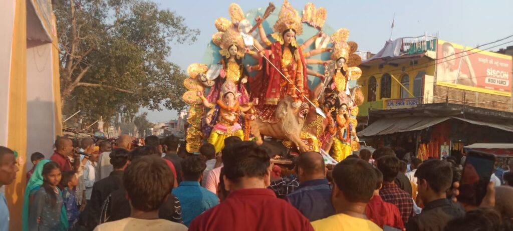 नम आंखों से मां दुर्गा की प्रतिमा का हुआ विसर्जन!