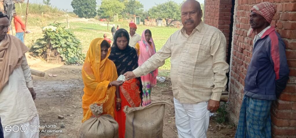 पूर्व मुखिया ने श्राद्ध कार्यक्रम के लिए गरीब परिवार को किया मदद!