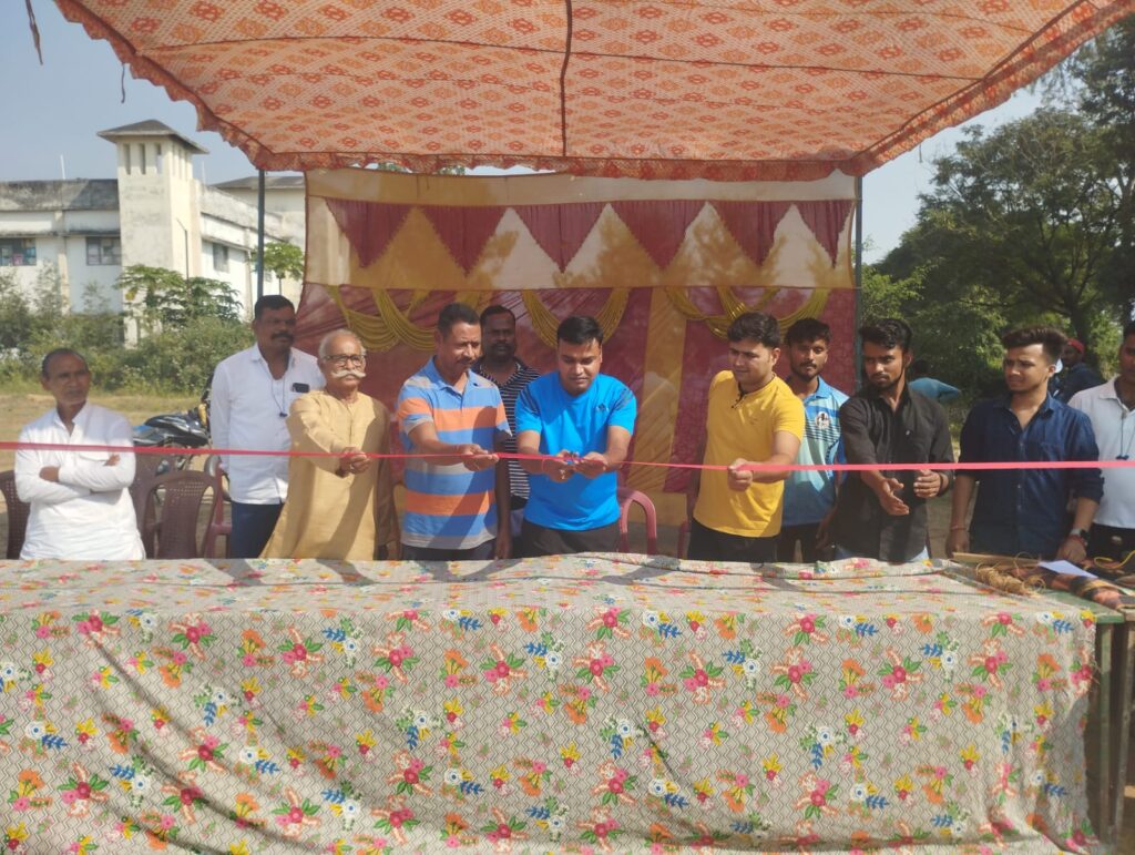 थाना प्रभारी ने फीता काटकर क्रिकेट टूर्नामेंट का किया शुभारंभ।