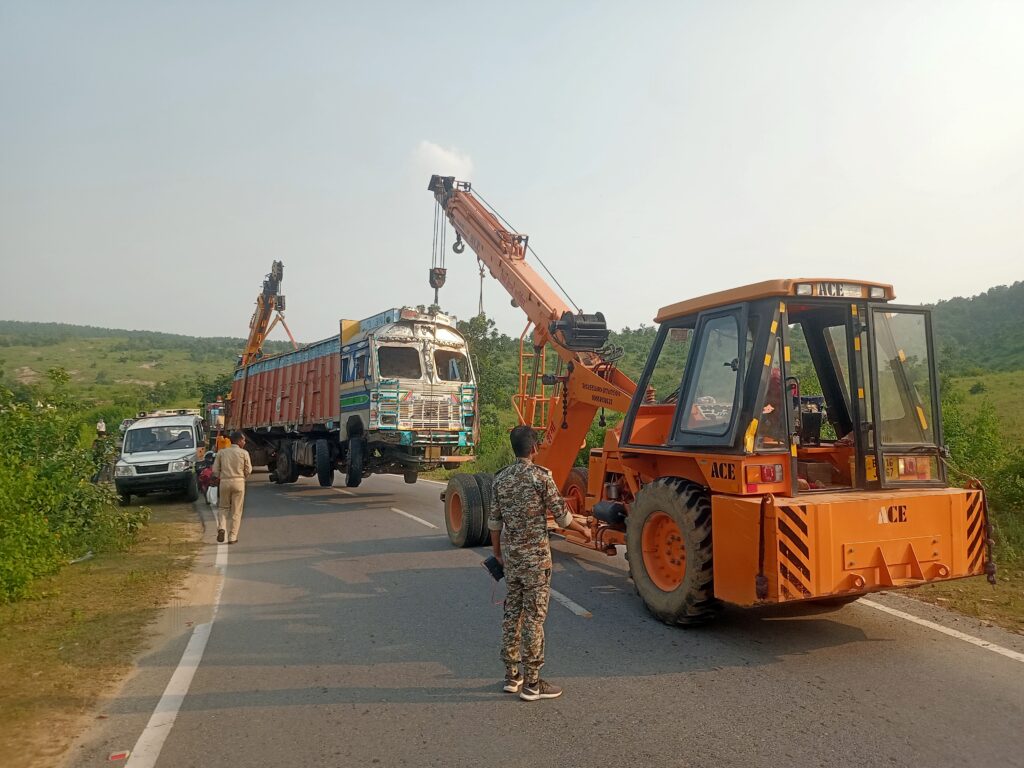 भगवान घाटी के पास रोड किनारे खड़े ट्रक को थाना प्रभारी ने सुरक्षित स्थान पर रखवाया!