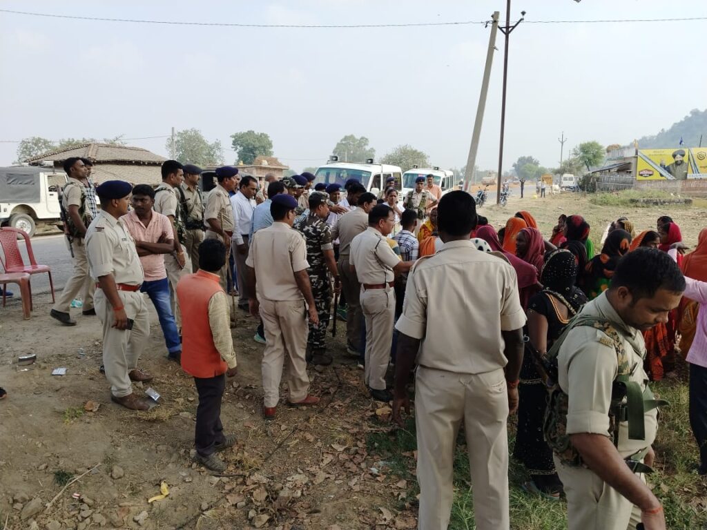 विवादित भूमि की मापी करने गए प्रशासन और दूसरे पक्ष में हुई झड़प, कई पुलिसकर्मी हुए घायल!