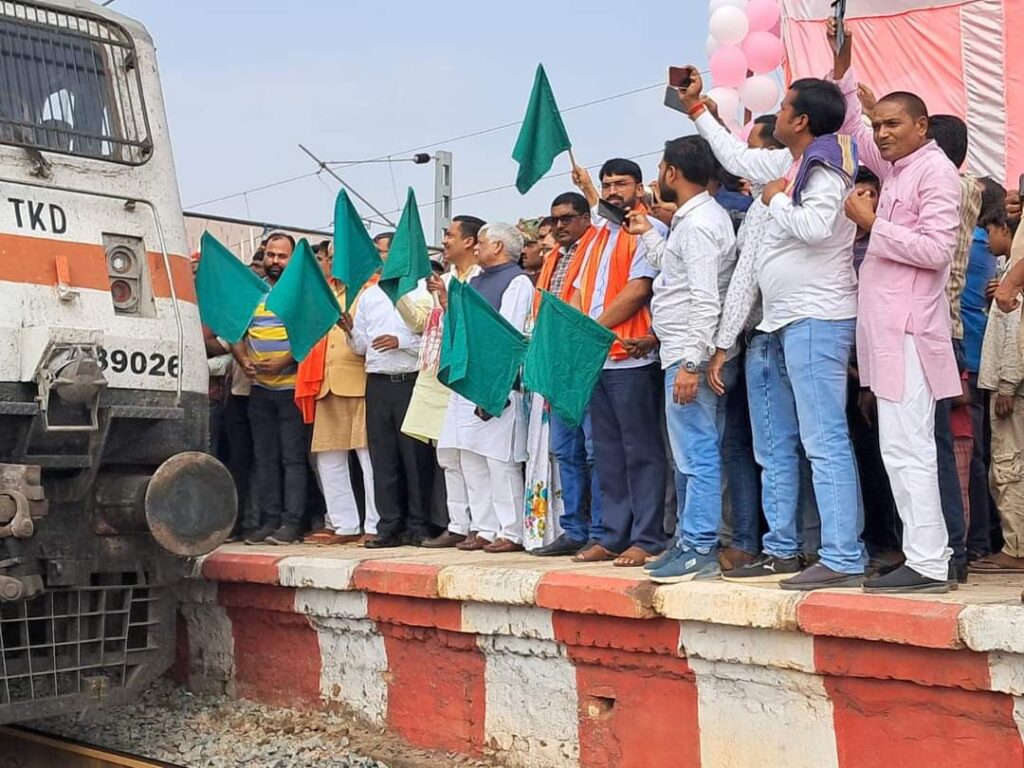 सांसद और विधायक ने हरी झंडी दिखाकर शक्तिपुंज एक्सप्रेस को किया रवाना!