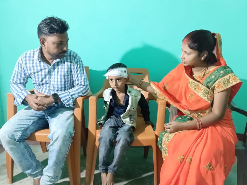 बिशुनपुरा के पतागडा़ स्थित उ.प्रा.वि. के छात्र गिरकर हुआ घायल, सर से बहता रहा खून, शिक्षक ने नहीं ली सुधी।