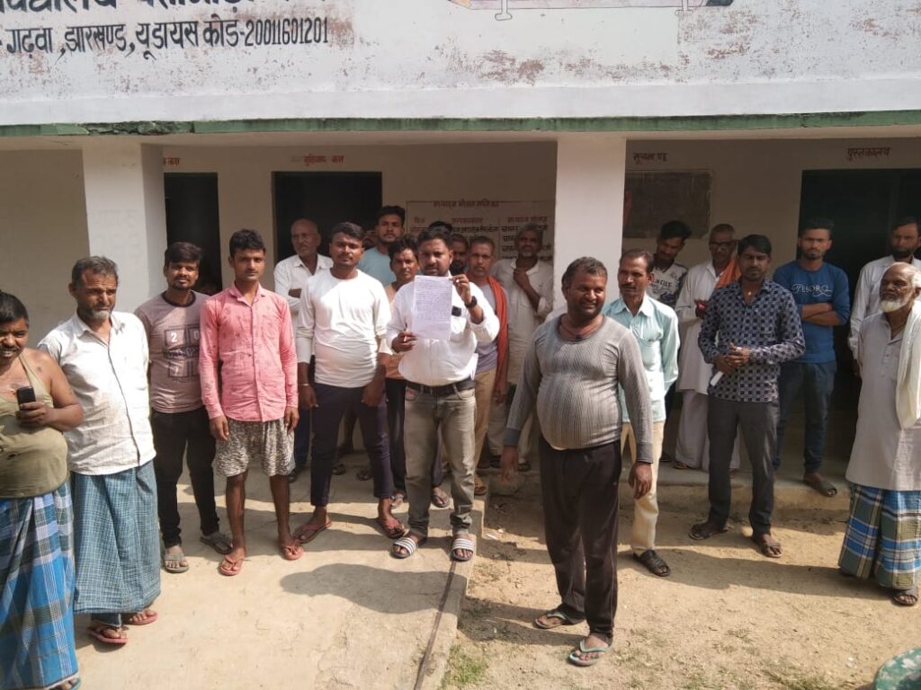 विद्यालय की घोर लापरवाही प्रधानध्यापक पर अध्यक्ष, संयोजिका का खुद से हस्ताक्षर कर पैसा निकालने का आरोप!