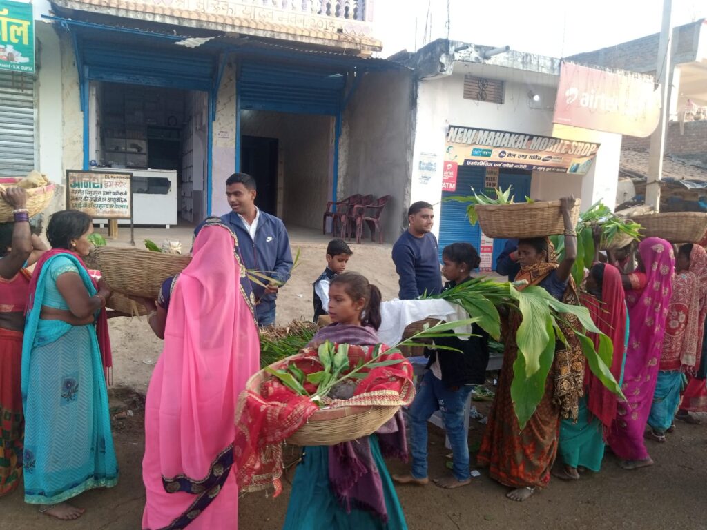 मुखिया ने छठ व्रतियों के बीच पूजा सामग्री का किया वितरण!