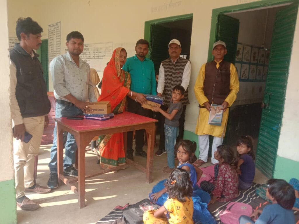 नव प्राथमिक विद्यालय अंबेडकर नगर में ब्लॉक प्रमुख ने  किया बच्चों के बीच पोशाक वितरण।