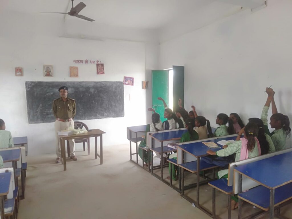 थाना प्रभारी पहुंचे स्कूल, दिये बच्चों को ट्रैफिक नियमों की जानकारी।
