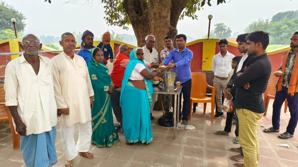 कार्तिक पूर्णिमा के अवसर पर मंदिर विकास समिति के लोगों ने किया महाप्रसाद का वितरण।
