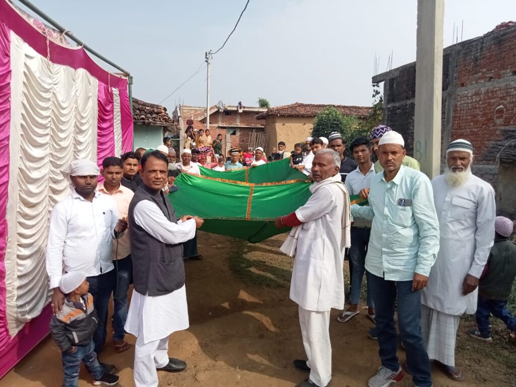 स्वतंत्रता सेनानी बिस्मिल्लाह खां के कब्र पर किया गया चादर पोशी!