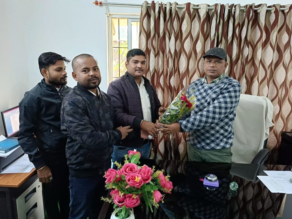सीओ ने किया पदभार ग्रहण, अंचलकर्मी ने पुष्प गुच्छ देकर किया स्वागत!