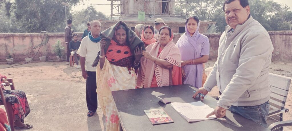 मुखिया दुलारी देवी ने गरीब असहाय, वृद्ध महिला और पुरुष के बीच किया कंबल वितरण!