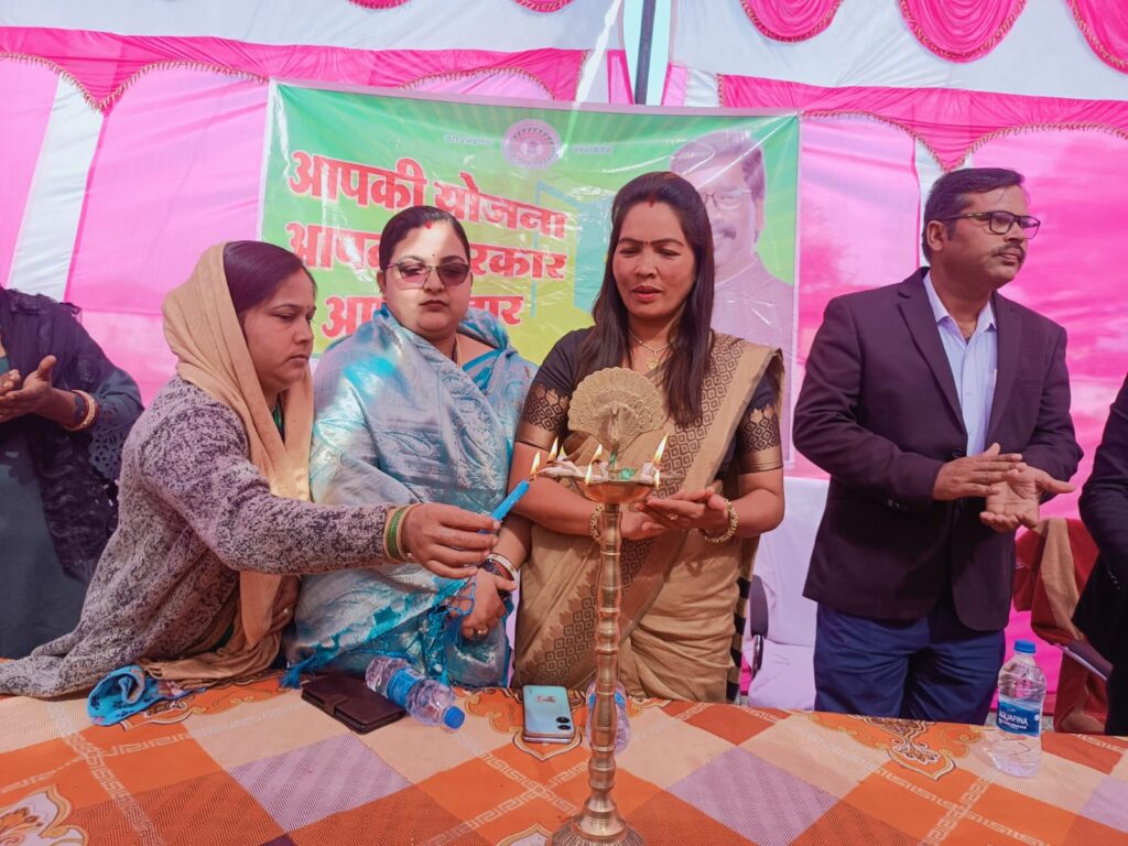 आपकी योजना-आपकी सरकार आपके द्वार कार्यक्रम के तहत रमना प्रखंड के मड़वनिया पंचायत में लगा शिविर!