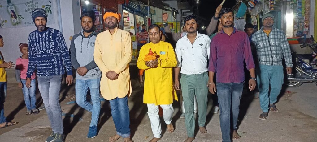 बजरंग दल के लोगों ने अक्षत और पत्रक भेंट कर लोगों को दिया निमंत्रण!