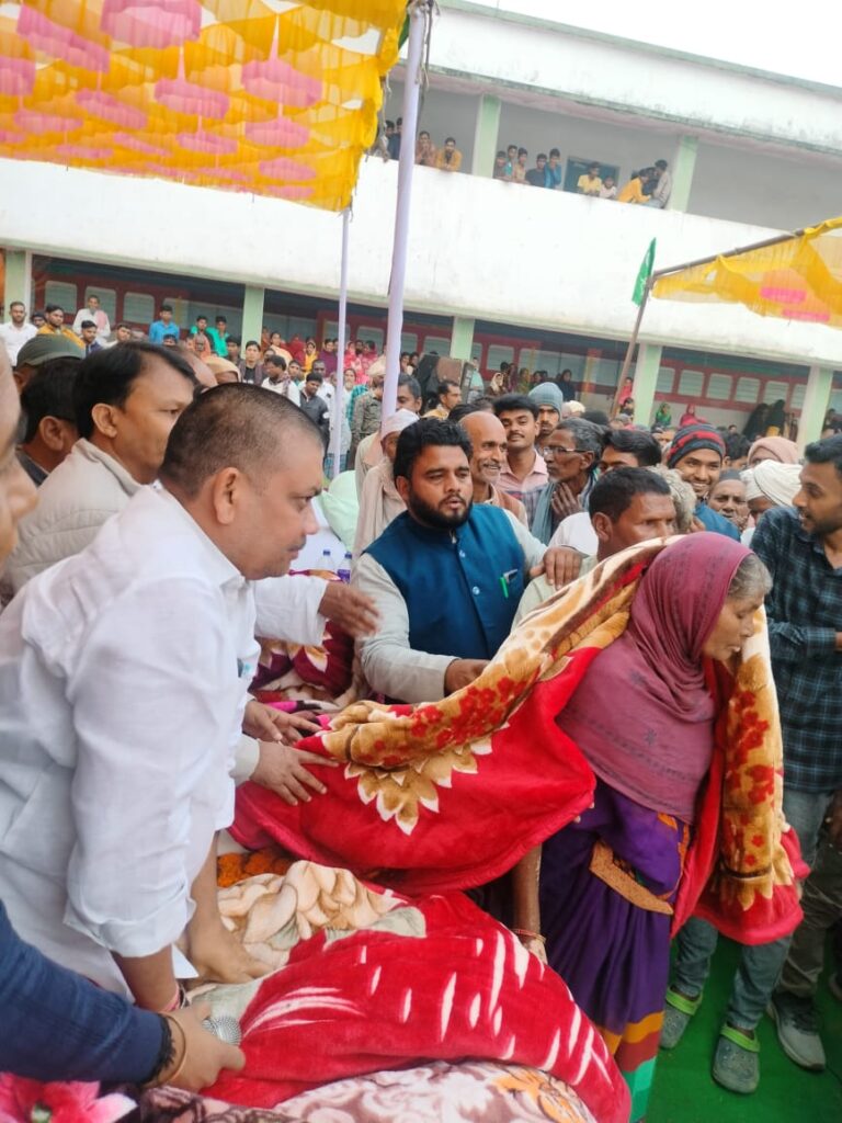 गरीब, असहाय लोगों के बीच मंत्री मिथलेश ठाकुर की ओर से 500 कंबल का किया गया वितरण।