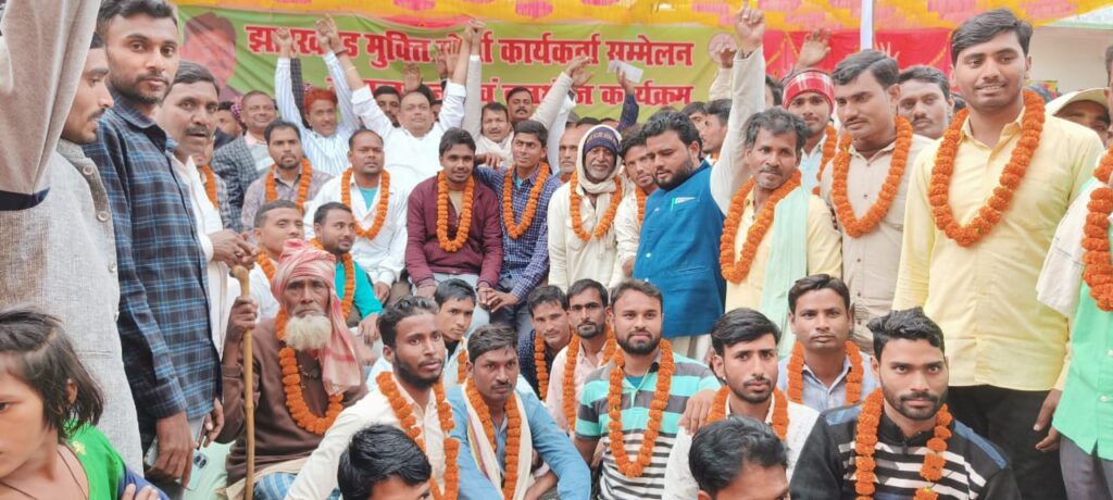 100 से अधिक लोगों ने थामा झामुमो का दामन।