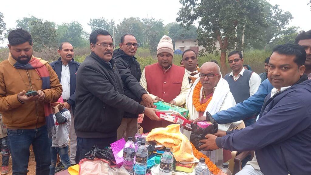 प्रधानाध्यापक रामलोचन राम स्कूली सेवा से हुए सेवानिवृत।