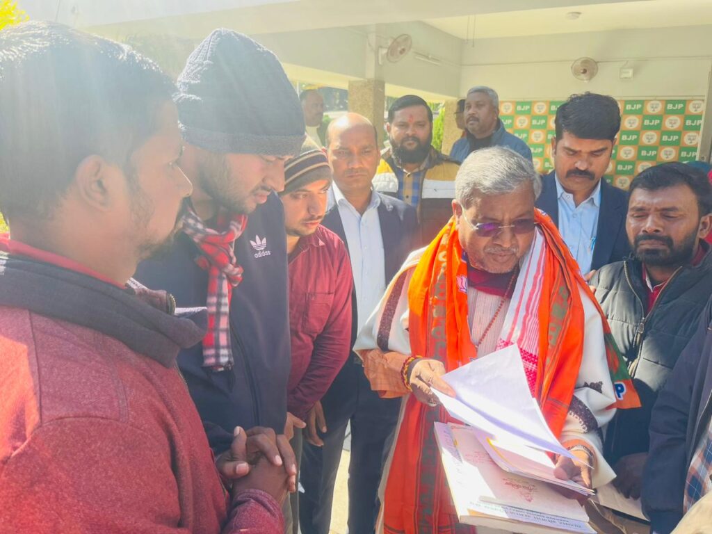 आरक्षी बहाली प्रक्रिया को पुराने अभ्यर्थियों ने बताया गलत, बाबूलाल से मिलकर लगाई गुहार।