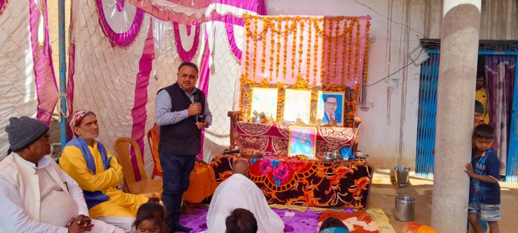 ब्रह्मभोज कार्यक्रम में शामिल हुए पूर्व विधायक अनंत प्रताप देव सहित सैकड़ो लोग।