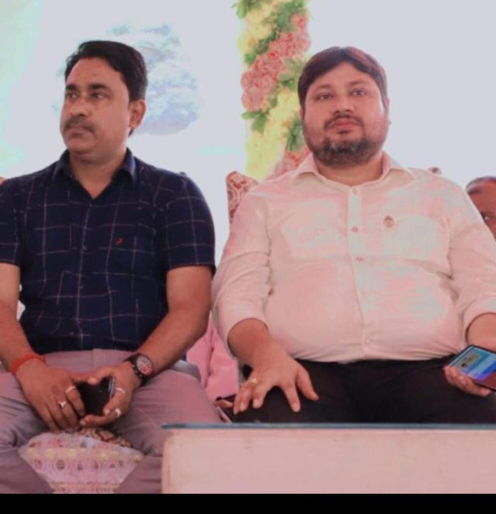 गरीब असहाय लोगों के बीच एसएनसी होटल के संचालक राजीव चौबे व युवा समाजसेवी सह प्रतिष्ठित व्यवसायी राकेश पाल ने किया कंबल वितरण।