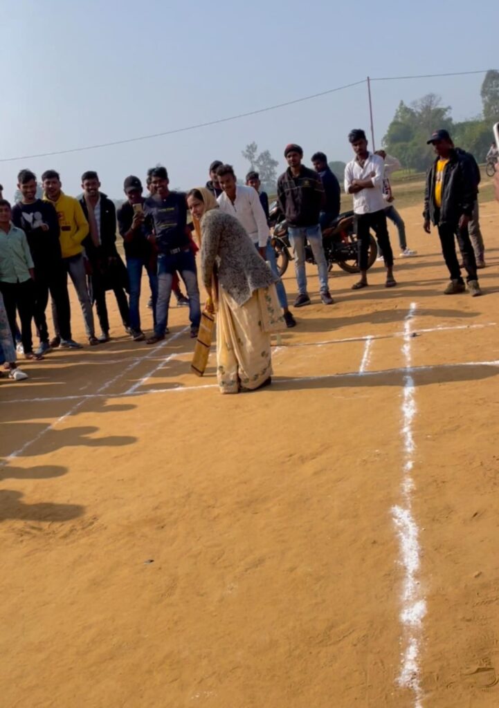 मुखिया स्वीटी वर्मा ने क्रिकेट टूर्नामेंट का उद्घाटन बल्लेबाजी व फीता काटकर किया।