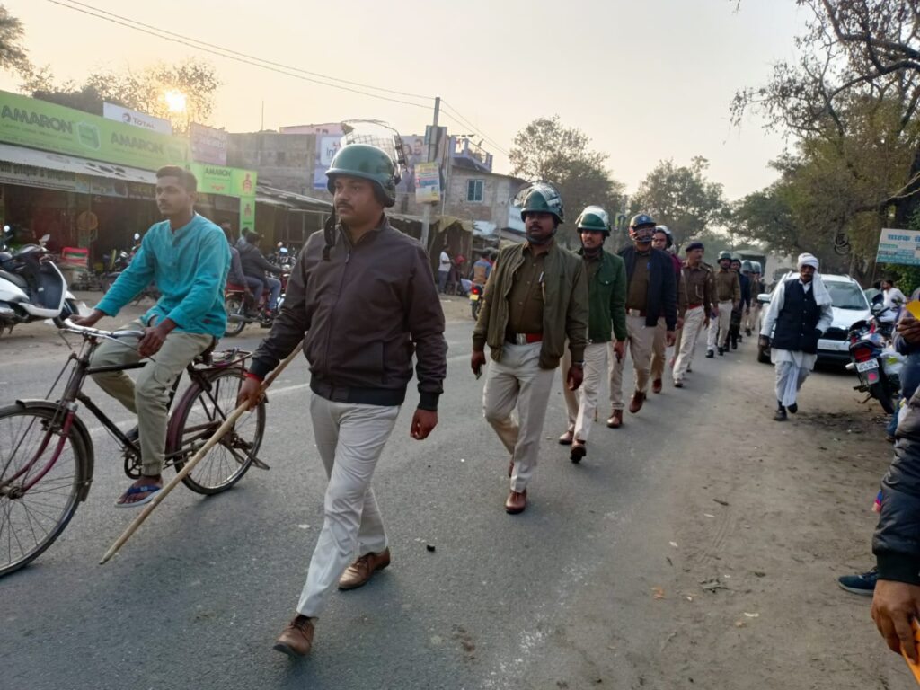 शांति व्यवस्था बनाए रखने के लिए निकाला गया फ्लैग मार्च।