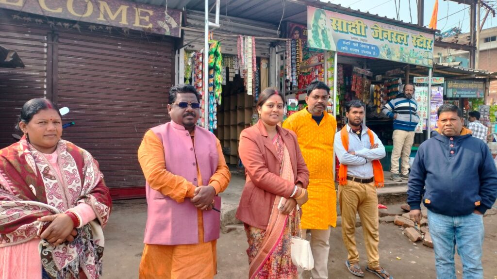 भाजपा नेत्री ममता भूईया ने रमना प्रखंड के कई इलाकों का किया दौरा।