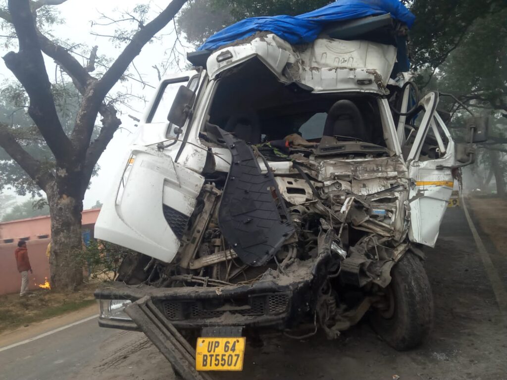 हाइवा ने हाइवा में मारी टक्कर, बाल-बाल बचे चालाक और उपचालक।