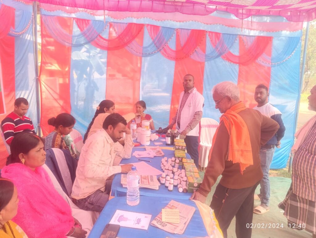 बेलोपाती गांव में आयुष विभाग ने युआ और बृद्धो के लिए स्वास्थ शिविर लगाया।