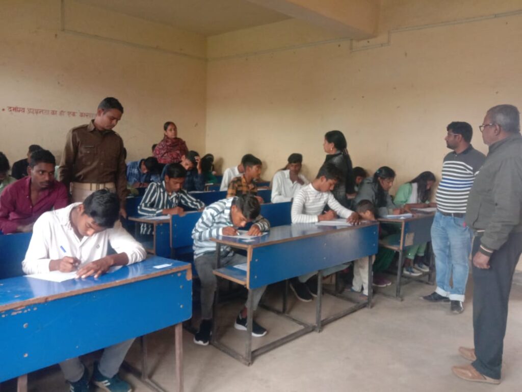 बिशुनपुरा में मैट्रिक की परीक्षा शांतिपूर्ण संपन्न।