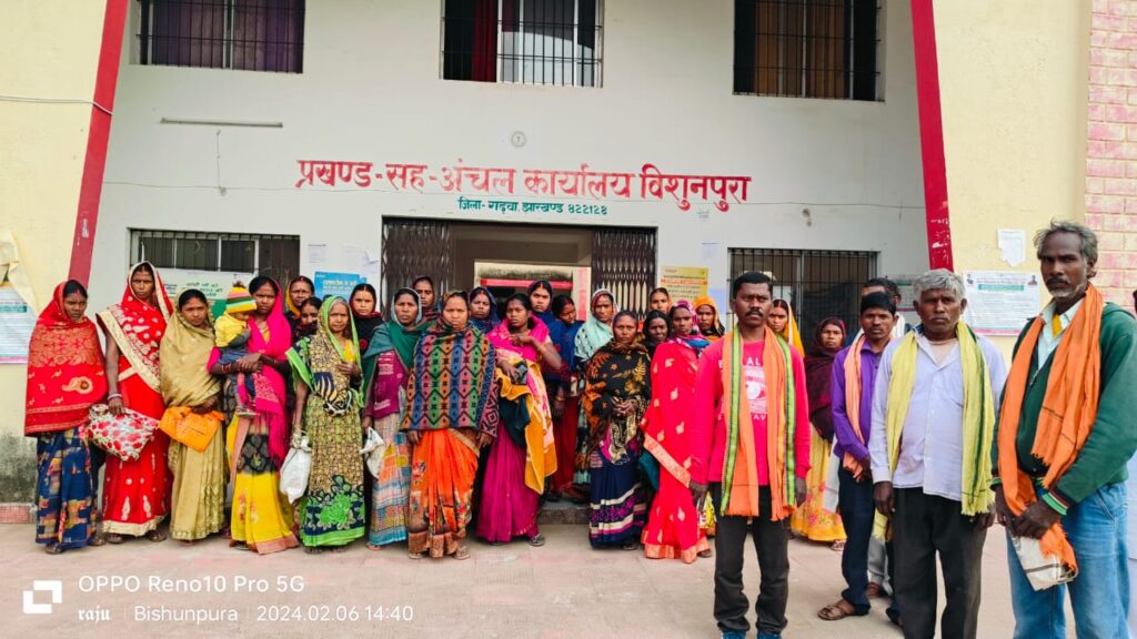 अबुआ आवास योजना में घोर अनियमितता को लेकर ग्रामीणों ने प्रखंड कार्यालय पर किया बिरोध