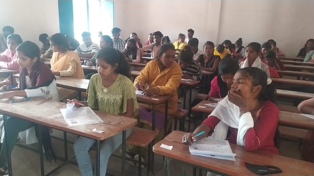 -जमा दो हाई स्कूल सेंटर पर इंटर की परीक्षा लिखते विद्यार्थी।*