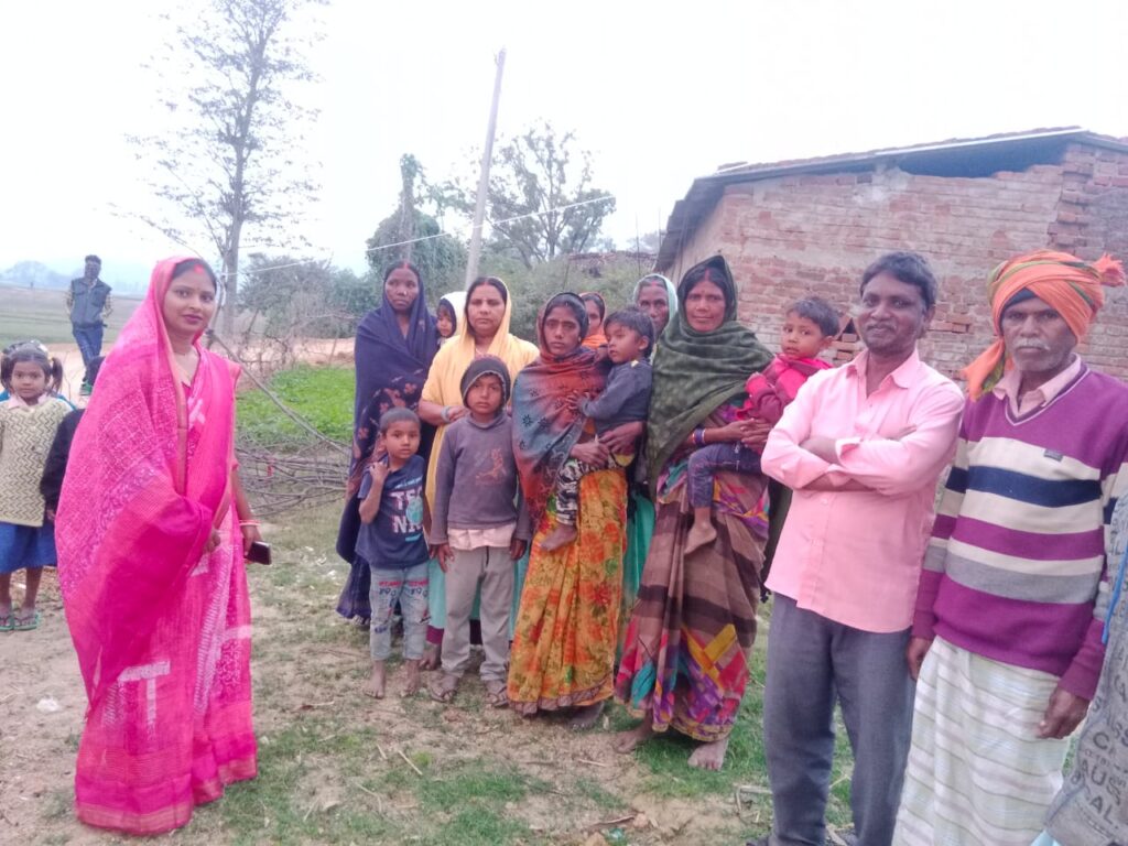 खबर का असर, ब्लॉक प्रमुख दीपा कुमारी पहुंची इंद्रावती के घर तत्काल अपने निजी खर्चे से उपलब्ध कराई खाद्य सामग्री।