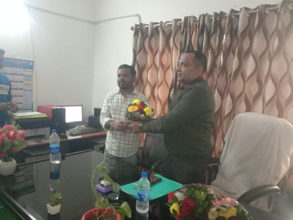 सीओ ने किया पदभार ग्रहण, अंचलकर्मी ने पुष्प गुच्छ देकर किया स्वागत!