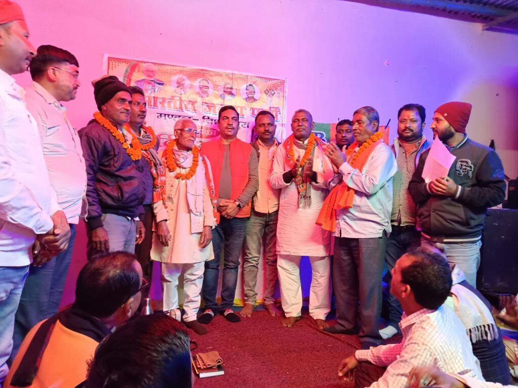 झामुमो छोड़कर दर्जनों कार्यकर्त्ता विधायक भानु प्रताप शाही के मौजूदगी में भाजपा में हुये शामिल!