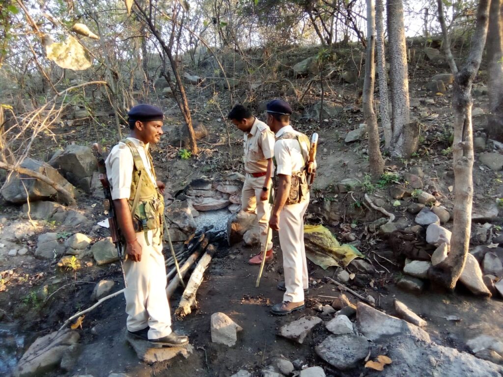बिशुनपुरा पुलिस ने अवैध शराब भट्ठी को किया नष्ट