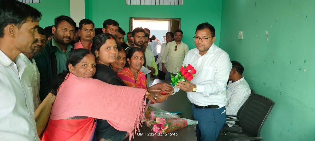 पंचायत सहायक 253 दिनों से हड़ताल के बाद वापस कम पर लौटने का ज्ञापन सौंपा