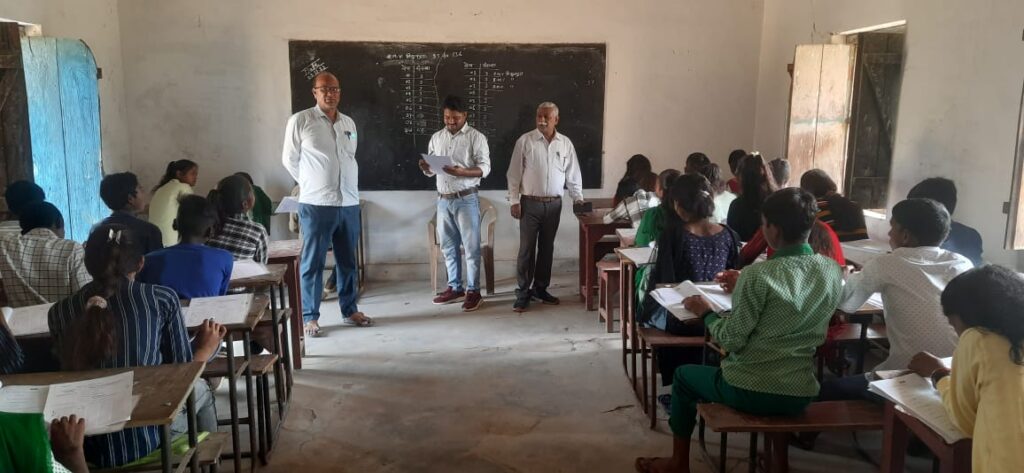 आठवीं बोर्ड की परीक्षा शांतिपूर्ण संपन्न